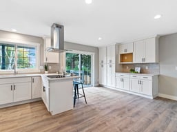 White Shaker cabinets in a kitch - the pros and cons of shaker style cabinets